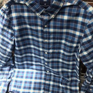 American Eagle Men’s L/S buttoned down flannel shirt size small. Single pocket
